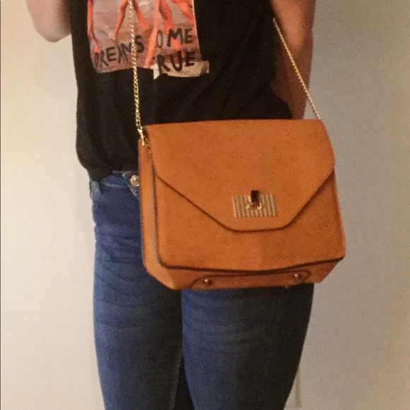 Handbags - Mustard crossbody handbag. Gold chain strap, used.